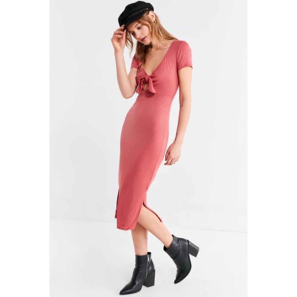❤️‍🔥 SO FLATTERING! ❤️‍🔥 UO ribbed tie-front blush rose midi dress
